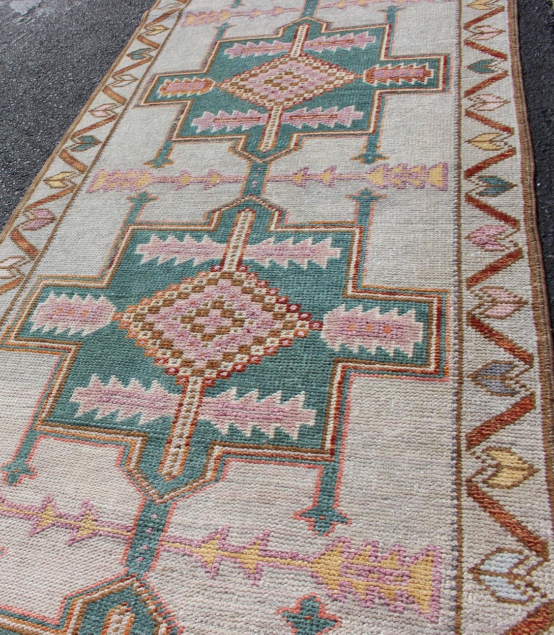 Cream Color Vintage Turkish Oushak Runner with Repeating Geometric Design Colorful vintage Turkish oushak runner with repeating medallion geometric design in teal color design and cream background, rug/EN - 179543, Keivan Woven Arts / country of o... - Keivan Woven ArtsEN - 179543 - 12697Rug