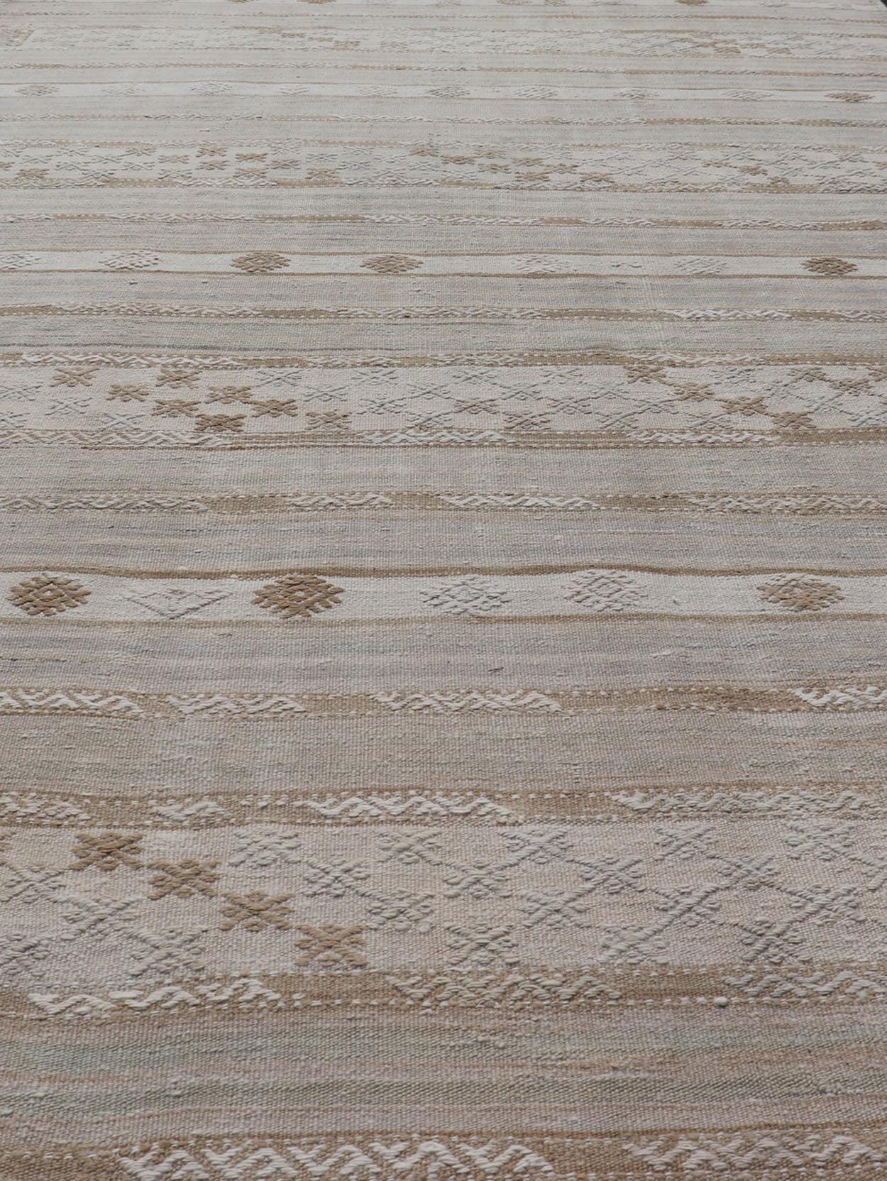Turkish Flat - Weave Kilim in Muted Colors and Tribal Motifs. Turkish Kilim vintage carpet in light taupe, pale lavender, light brown, light gray and Cream, rug EN - 179780, country of origin / type: Turkey / Kilim , circa 1950 This Kilim rug... - Keivan Woven ArtsEN - 179780 - 14496Rug