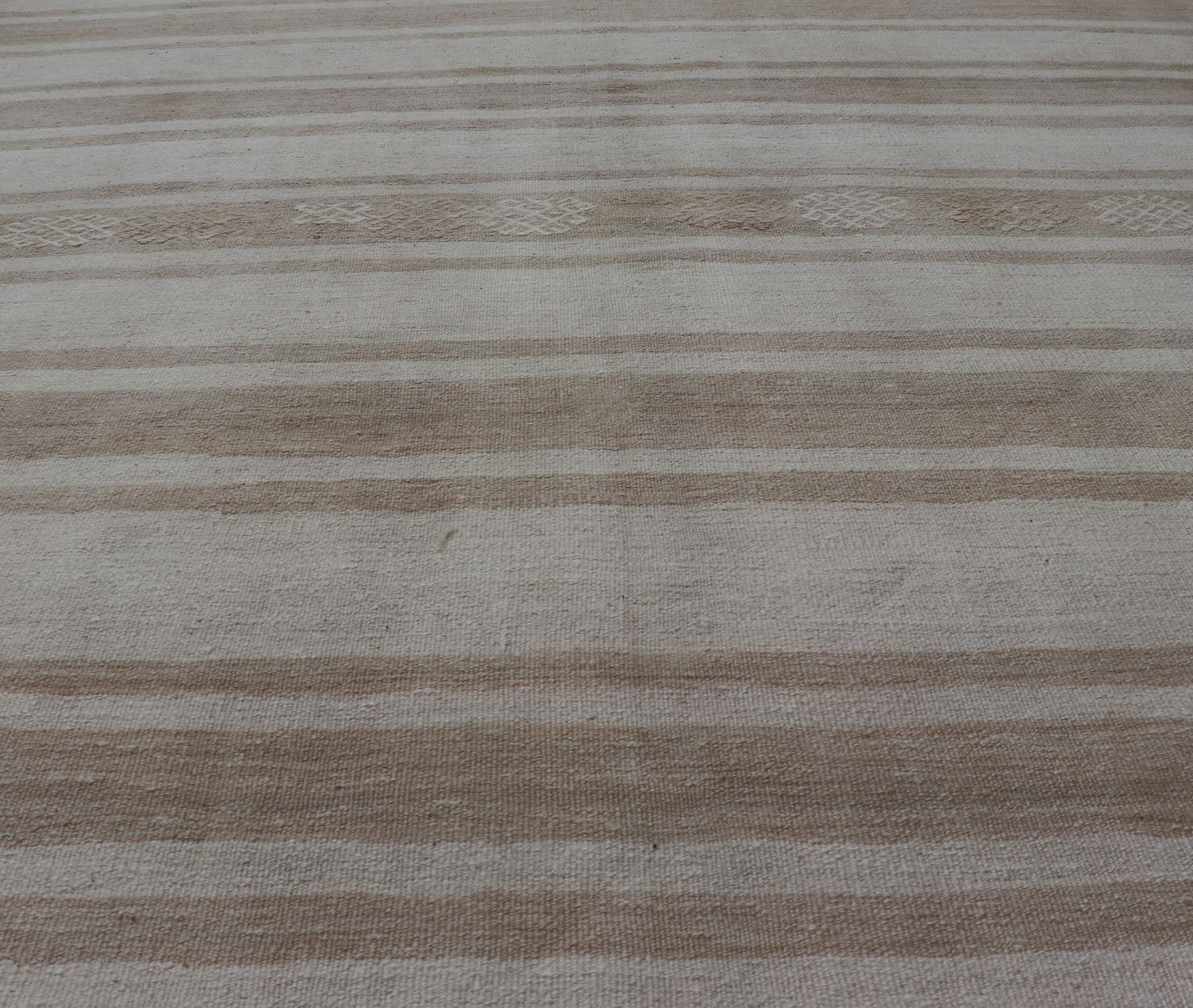 Square Flat - Weave Kilim Vintage Rug from Turkey with Horizontal Stripes in Taupe Flat - Weave Kilim vintage rug from Turkey with horizontal brown and taupe stripes on a cream background. Keivan Woven Arts / rug EN - 179787, country of origin / typ... - Keivan Woven ArtsEN - 179787 - 17652Rug