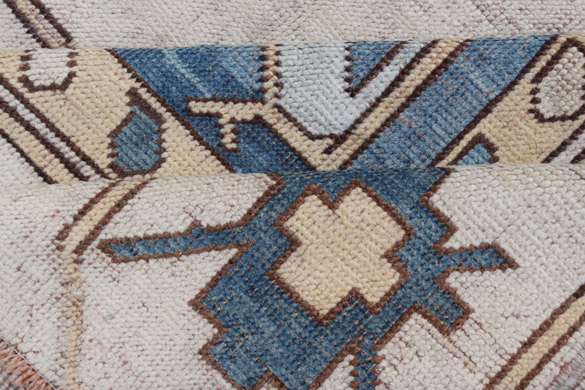 Vintage Turkish Oushak Rug with Geometric Medallion & Tribal Design. Keivan Woven Arts / rug EN - 179978, country of origin / type: Turkey / Oushak, circa 1950 Measures: 8'0 x 11'0 This vintage Oushak carpet from mid - 20th century Turkey features a... - Keivan Woven ArtsEN - 179978 - 23702Rug