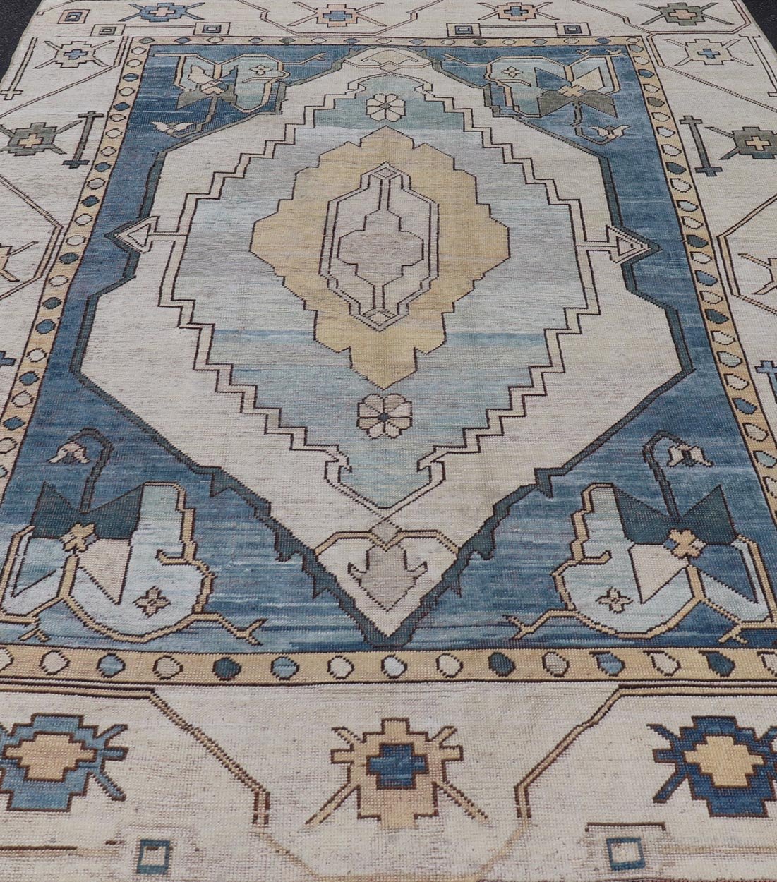 Vintage Turkish Oushak Rug with Geometric Medallion & Tribal Design. Keivan Woven Arts / rug EN - 179978, country of origin / type: Turkey / Oushak, circa 1950 Measures: 8'0 x 11'0 This vintage Oushak carpet from mid - 20th century Turkey features a... - Keivan Woven ArtsEN - 179978 - 23702Rug