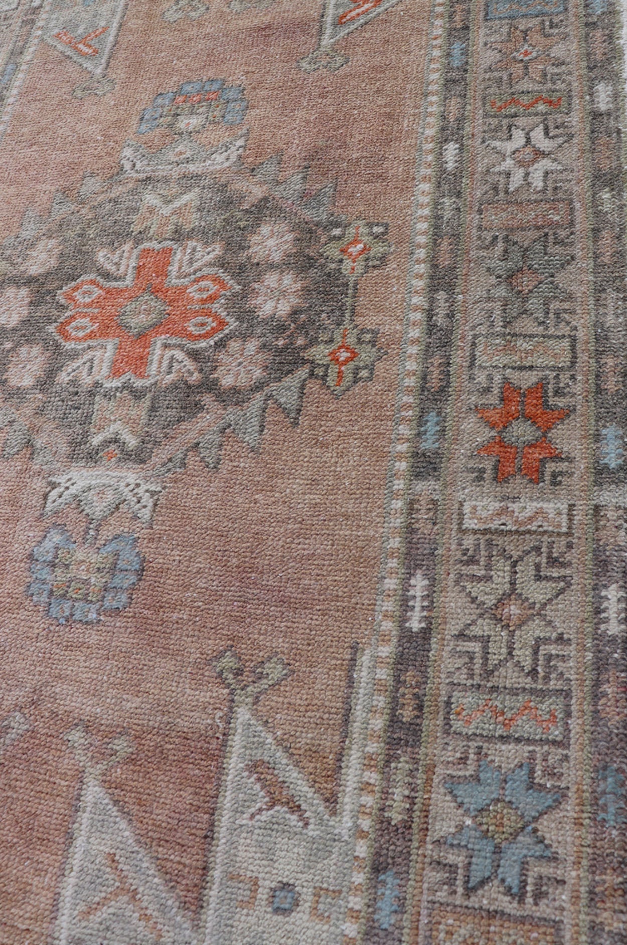 Medallion Design Vintage Turkish Oushak Rug with Salmon and Pops Of Orange Beautiful Turkish rug with cheerful design, Keivan Woven Arts / rug EN - 2338, country of origin / type: Turkey / Oushak, circa 1940 This vintage Turkish Oushak rug... - Keivan Woven ArtsEN - 2338 - 14180Rug