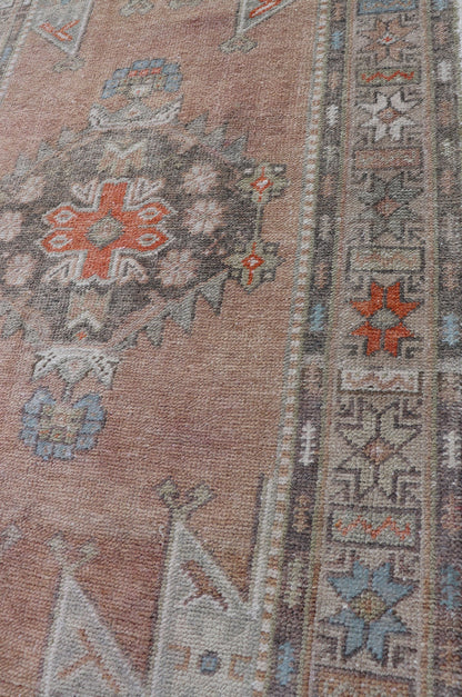 Medallion Design Vintage Turkish Oushak Rug with Salmon and Pops Of Orange Beautiful Turkish rug with cheerful design, Keivan Woven Arts / rug EN - 2338, country of origin / type: Turkey / Oushak, circa 1940 This vintage Turkish Oushak rug... - Keivan Woven ArtsEN - 2338 - 14180Rug