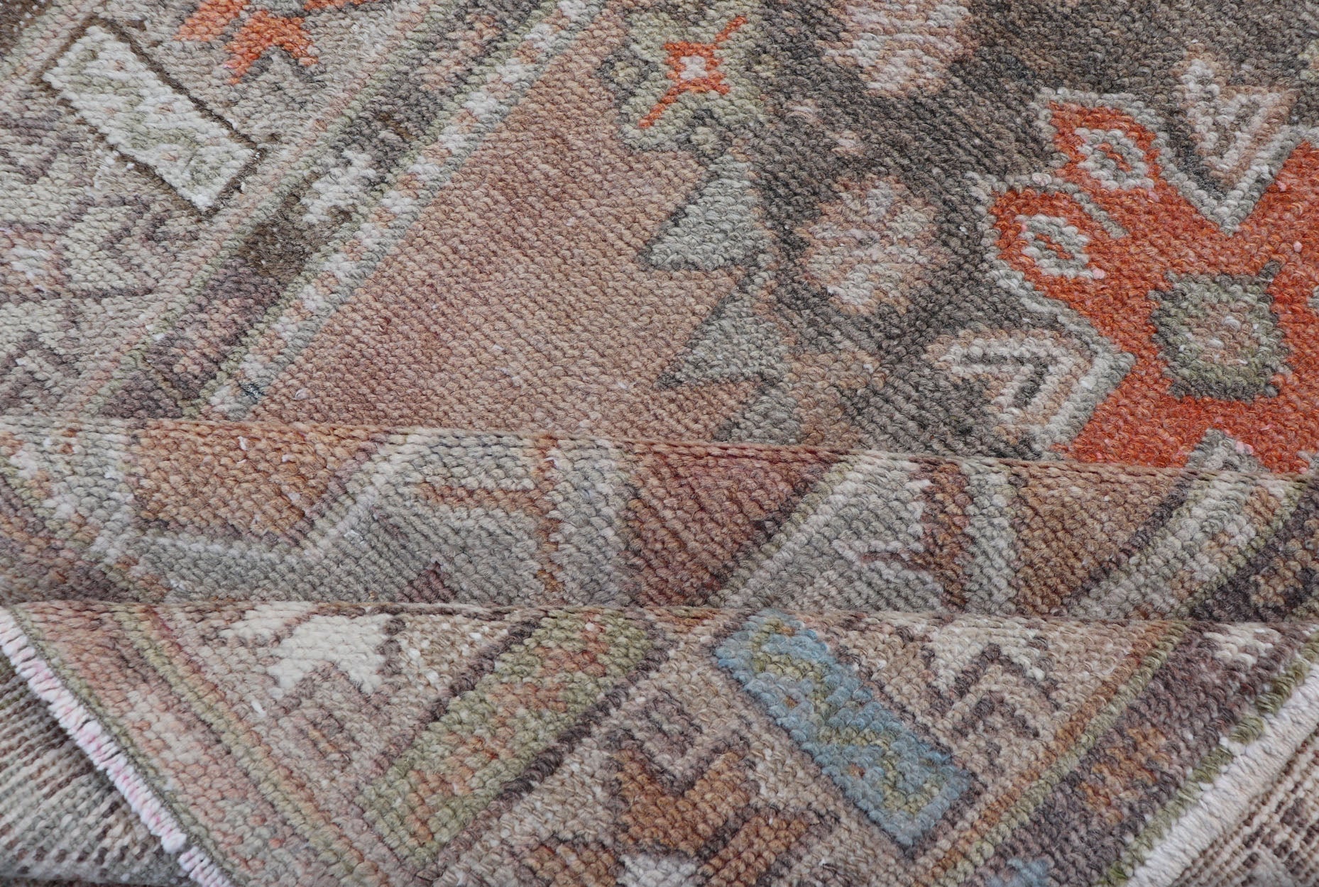 Medallion Design Vintage Turkish Oushak Rug with Salmon and Pops Of Orange Beautiful Turkish rug with cheerful design, Keivan Woven Arts / rug EN - 2338, country of origin / type: Turkey / Oushak, circa 1940 This vintage Turkish Oushak rug... - Keivan Woven ArtsEN - 2338 - 14180Rug