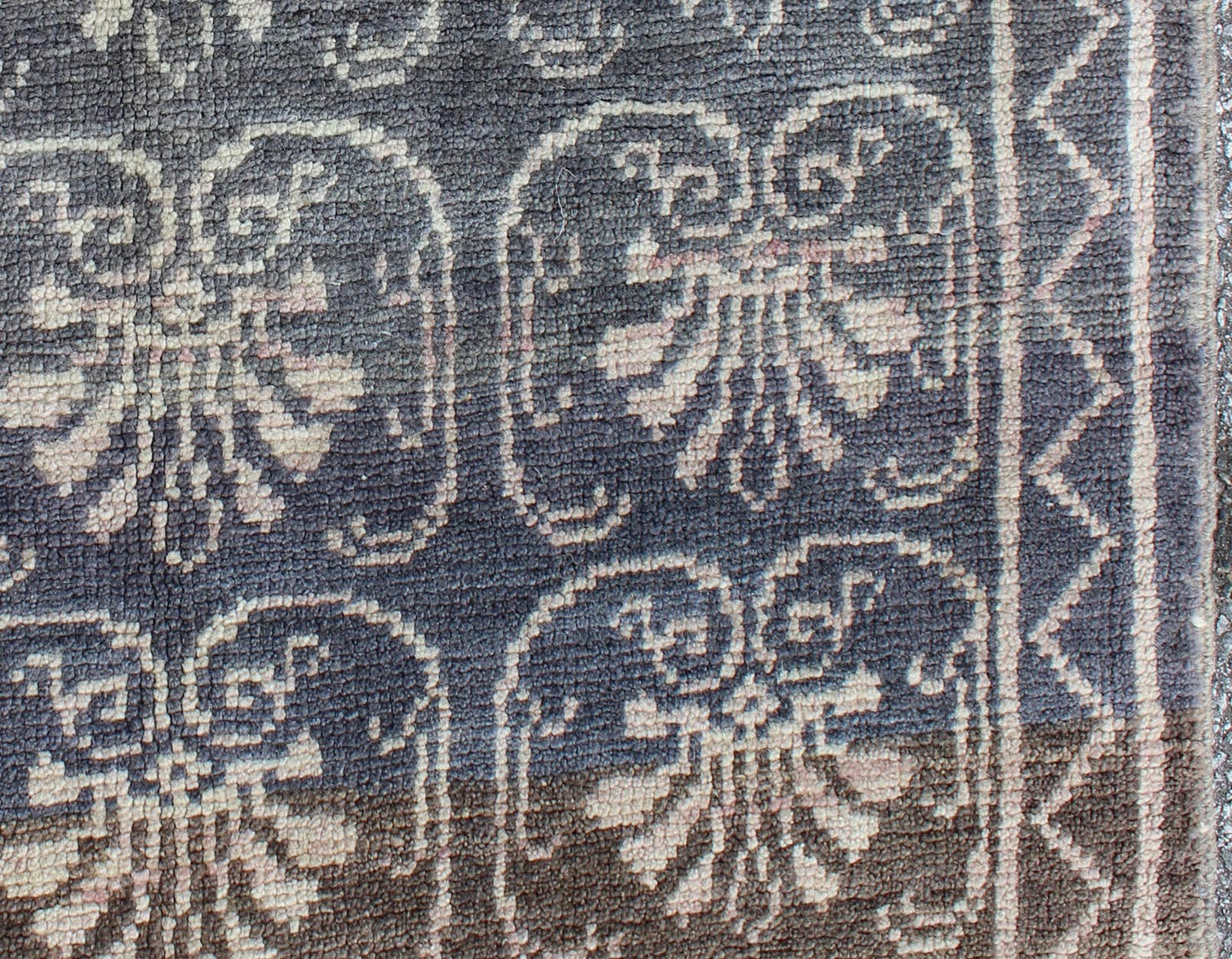 Vintage Turkish Tulu rug with all - over blossom design in dark gray and cream, rug en - 3272, country of origin type: Turkey Oushak, circa 1940 This Tulu carpet (circa mid - 20th century) features an all - over pattern of interconnected, vertically - arr... - Keivan Woven ArtsEN - 3272 - 5466Rug