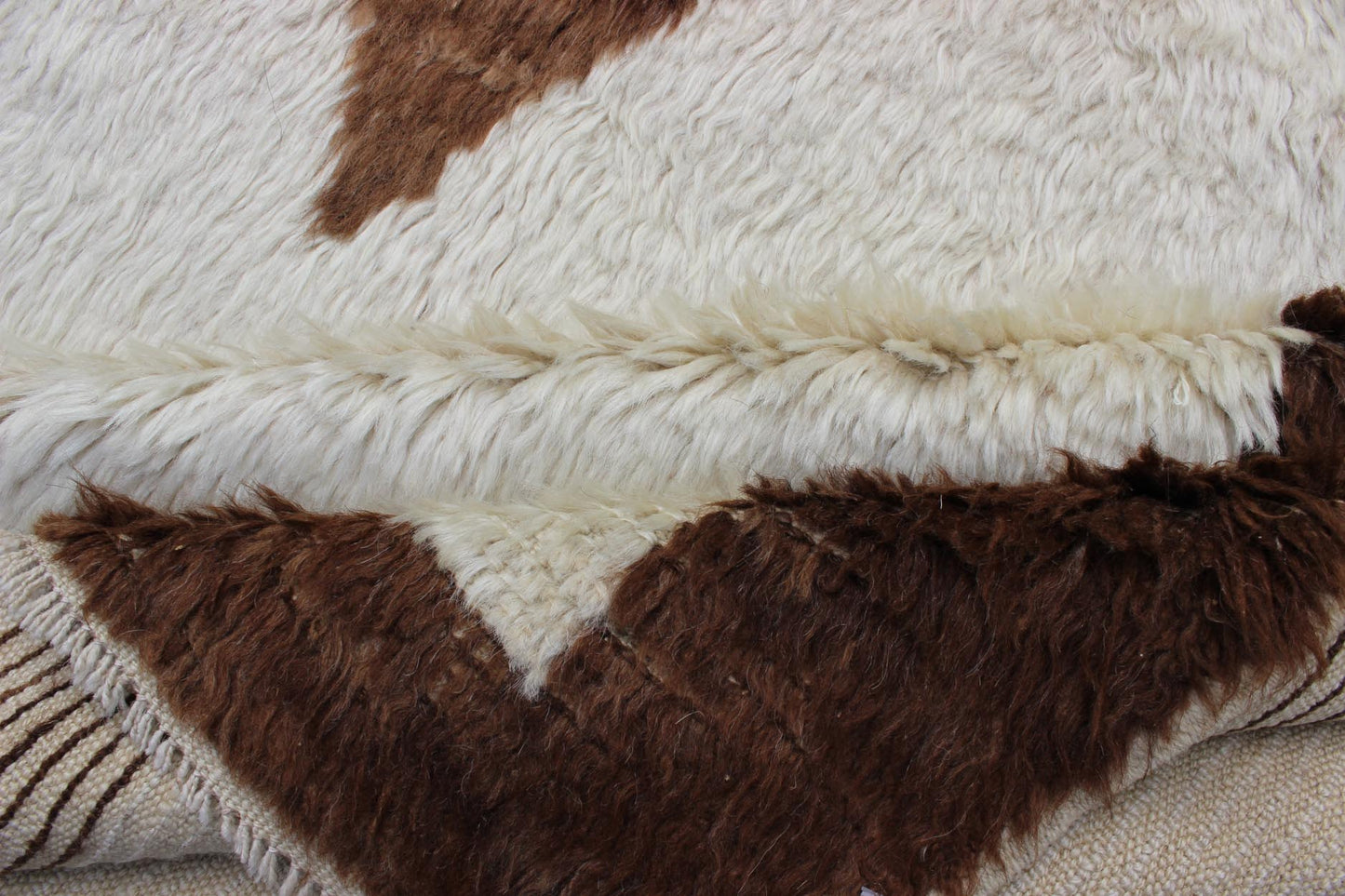 Vintage Turkish Tulu Rug with a minimalist Design in Off White and Brown. rug / EN - 3275 / Mid - 20th century Keivan Woven Arts. Tulu rugs are some of the most beautiful textile creations. They are soft, usually have un - dyed wool and are very shiny. T... - Keivan Woven ArtsEN - 3275 - 5472Rug
