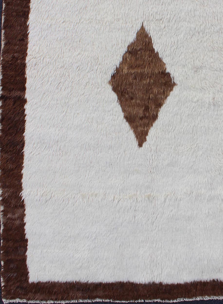 Vintage Turkish Tulu Rug with a minimalist Design in Off White and Brown. rug / EN - 3275 / Mid - 20th century Keivan Woven Arts. Tulu rugs are some of the most beautiful textile creations. They are soft, usually have un - dyed wool and are very shiny. T... - Keivan Woven ArtsEN - 3275 - 5472Rug