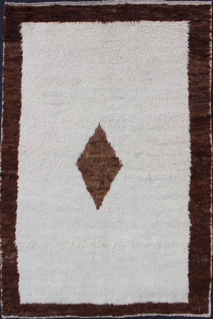 Vintage Turkish Tulu Rug with a minimalist Design in Off White and Brown. rug / EN - 3275 / Mid - 20th century Keivan Woven Arts. Tulu rugs are some of the most beautiful textile creations. They are soft, usually have un - dyed wool and are very shiny. T... - Keivan Woven ArtsEN - 3275 - 5472Rug