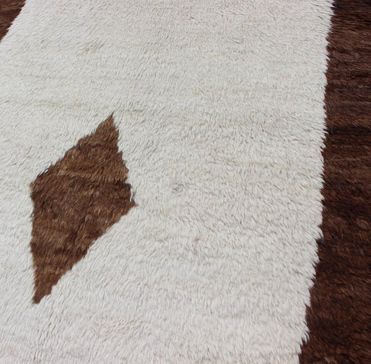 Vintage Turkish Tulu Rug with a minimalist Design in Off White and Brown. rug / EN - 3275 / Mid - 20th century Keivan Woven Arts. Tulu rugs are some of the most beautiful textile creations. They are soft, usually have un - dyed wool and are very shiny. T... - Keivan Woven ArtsEN - 3275 - 5472Rug