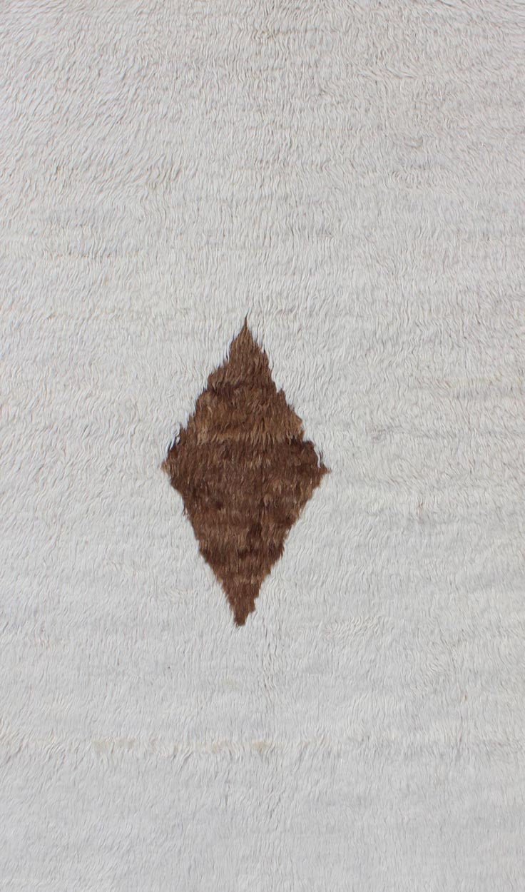 Vintage Turkish Tulu Rug with a minimalist Design in Off White and Brown. rug / EN - 3275 / Mid - 20th century Keivan Woven Arts. Tulu rugs are some of the most beautiful textile creations. They are soft, usually have un - dyed wool and are very shiny. T... - Keivan Woven ArtsEN - 3275 - 5472Rug