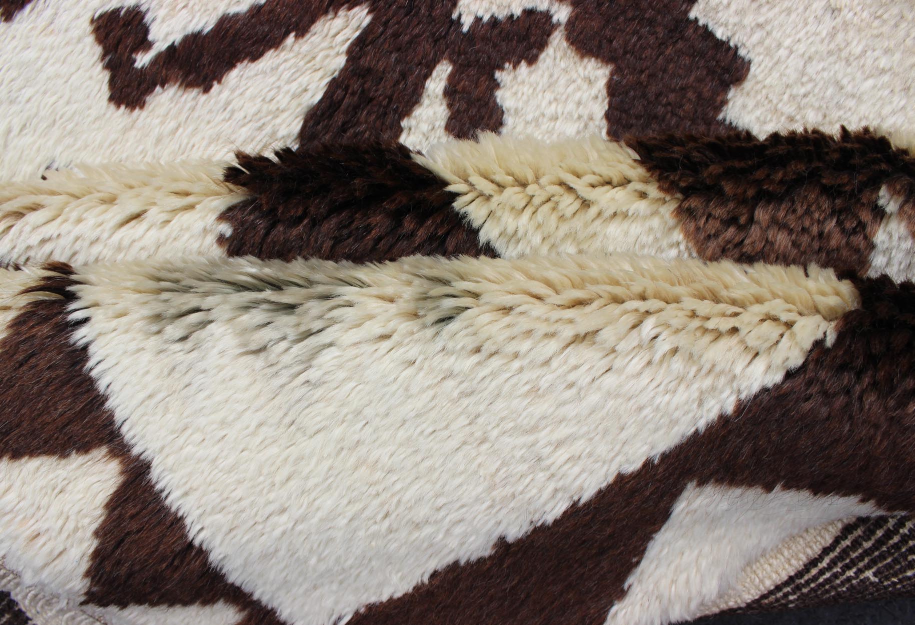 Turkish Tulu Carpet with Mid Century Modern Design in Brown, Off - White and Blue. Vintage Tulu in Natural colors of brown, off white in mid century modern Design. Keivan Woven Arts rug/EN - 3303 origin/turkey Tulu rugs, The wool used in these ... - Keivan Woven ArtsEN - 3303 - 5985Rug