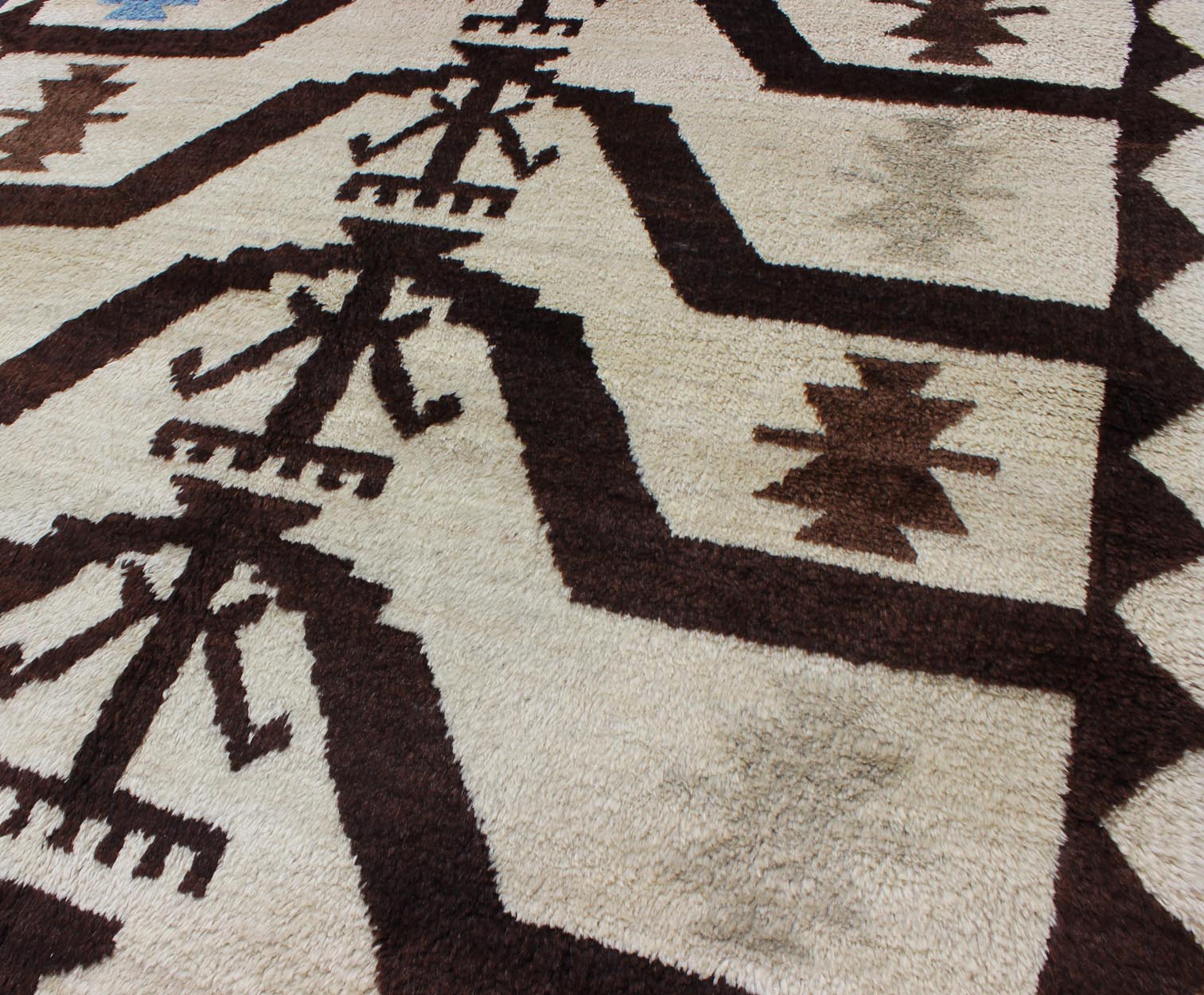 Turkish Tulu Carpet with Mid Century Modern Design in Brown, Off - White and Blue. Vintage Tulu in Natural colors of brown, off white in mid century modern Design. Keivan Woven Arts rug/EN - 3303 origin/turkey Tulu rugs, The wool used in these ... - Keivan Woven ArtsEN - 3303 - 5985Rug