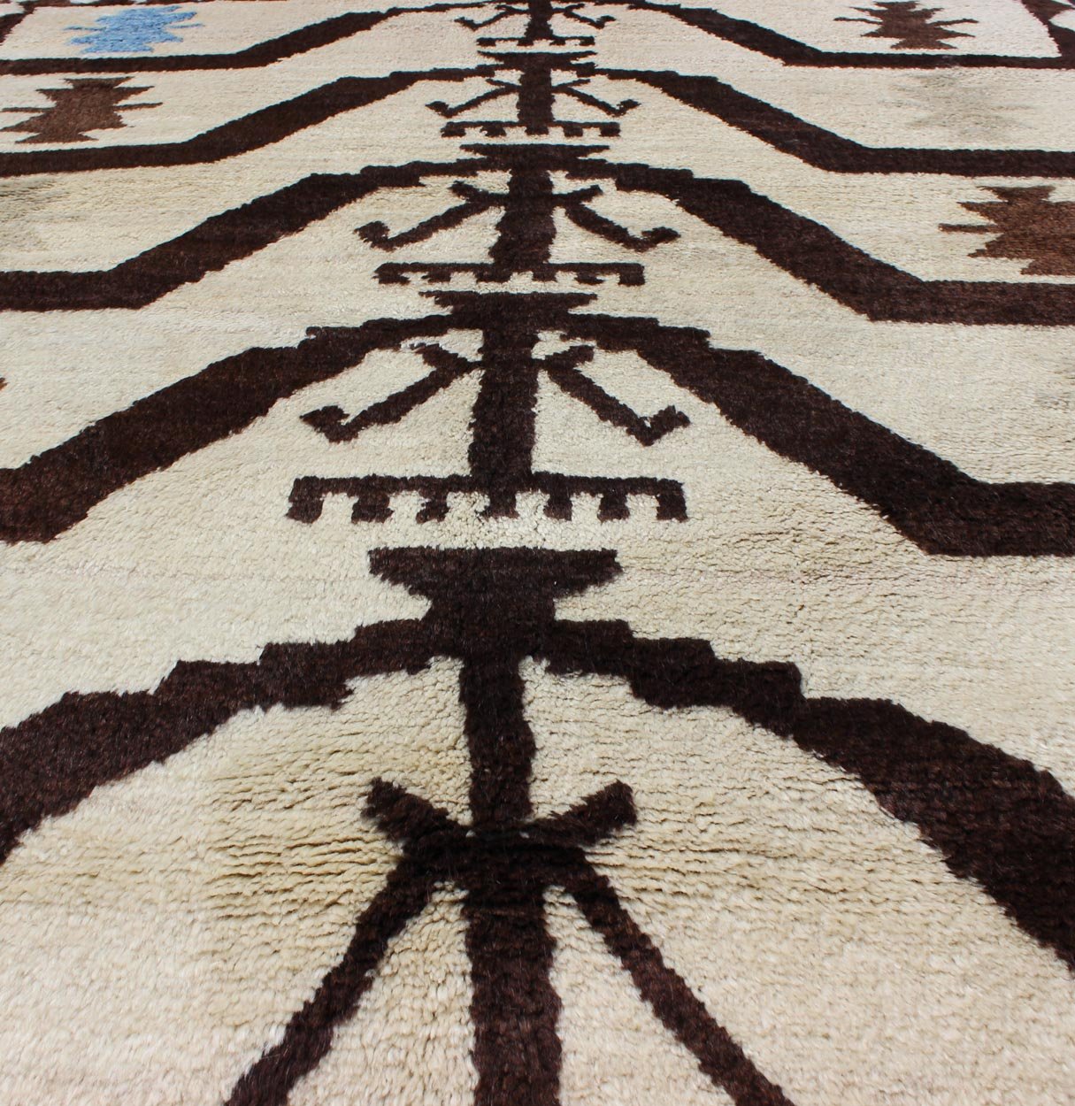 Turkish Tulu Carpet with Mid Century Modern Design in Brown, Off - White and Blue. Vintage Tulu in Natural colors of brown, off white in mid century modern Design. Keivan Woven Arts rug/EN - 3303 origin/turkey Tulu rugs, The wool used in these ... - Keivan Woven ArtsEN - 3303 - 5985Rug