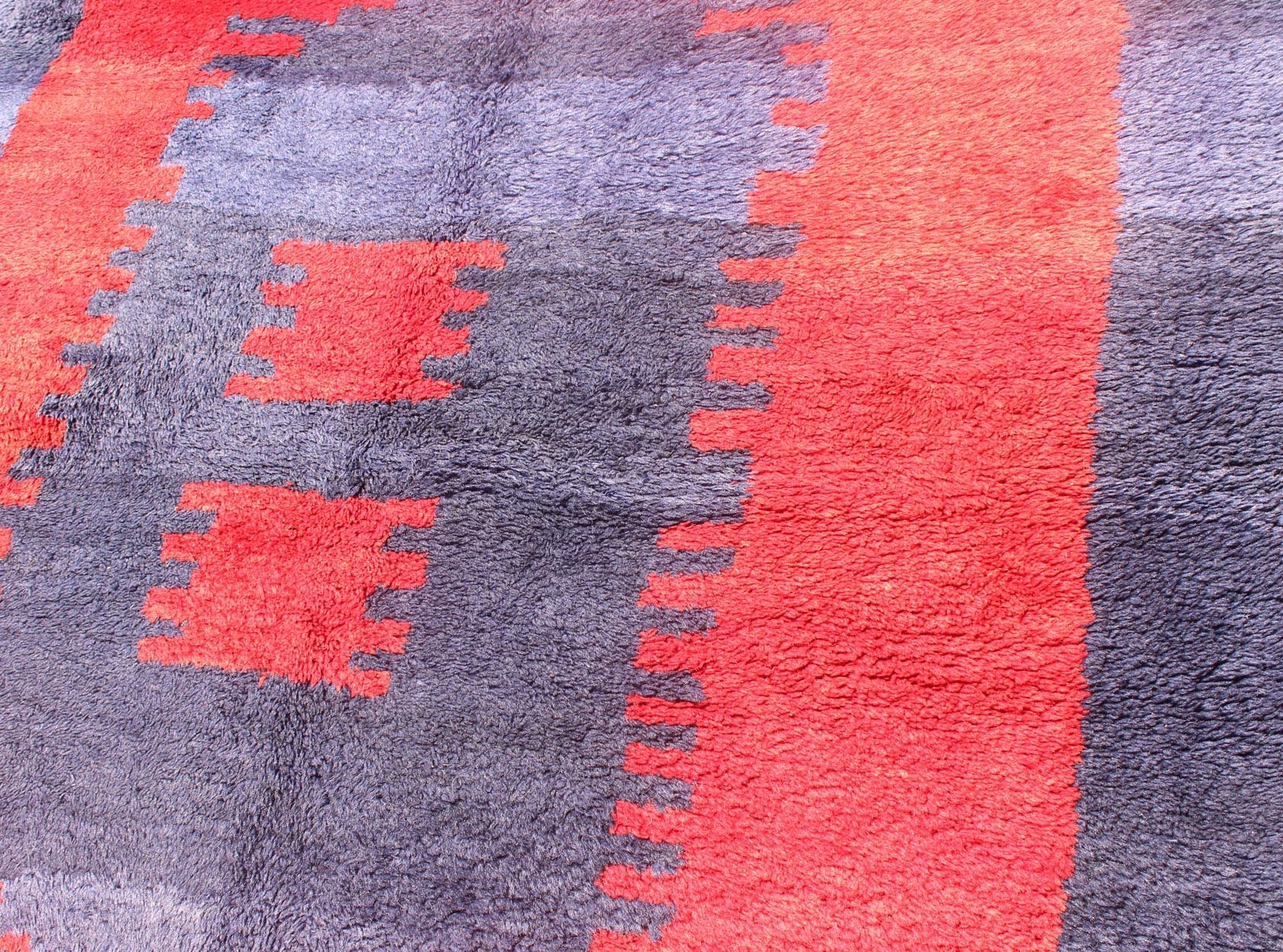 Turkish Tulu Rug with Modern Minimalist Design in Blue, Red and Luxurious Wool. Measures: 4'2 x 5'5 Fine wool and great condition Turkish Tulu Rug with a Modern Design, Keivan Woven Arts/ rug EN - 3305, country of origin / type: Turkey / T... - Keivan Woven ArtsEN - 3305 - 5482Rug