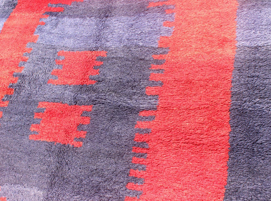 Turkish Tulu Rug with Modern Minimalist Design in Blue, Red and Luxurious Wool. Measures: 4'2 x 5'5 Fine wool and great condition Turkish Tulu Rug with a Modern Design, Keivan Woven Arts/ rug EN - 3305, country of origin / type: Turkey / T... - Keivan Woven ArtsEN - 3305 - 5482Rug