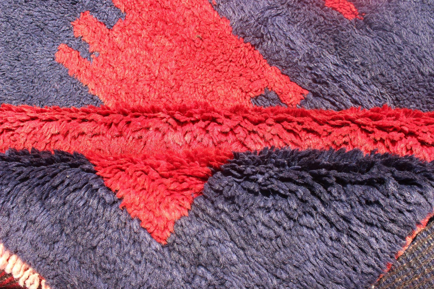 Turkish Tulu Rug with Modern Minimalist Design in Blue, Red and Luxurious Wool. Measures: 4'2 x 5'5 Fine wool and great condition Turkish Tulu Rug with a Modern Design, Keivan Woven Arts/ rug EN - 3305, country of origin / type: Turkey / T... - Keivan Woven ArtsEN - 3305 - 5482Rug
