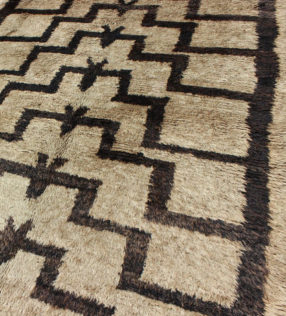 Made with very fine wool and Angora blend, this vintage Turkish Tulu carpet displays Mid - Century Modern design with connected Tribal pattern in brown and tan, Rug EN - 3312 / Keivan Woven Arts / country of origin / type: Turkey / Tulu circa mid - 20th cent... - Keivan Woven ArtsEN - 3312 - 5508Rug