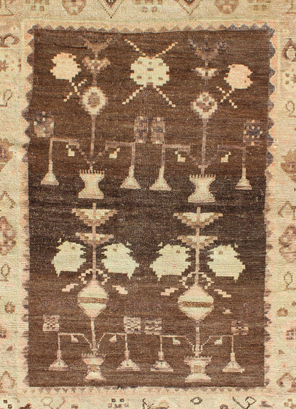 Vintage Turkish Oushak Carpet with Tribal Design Set on Brown Background Turkish Oushak Carpet with Tribal Design rug/en - 337 origin/turkey kwarugs This vintage Turkish Oushak rug features an intricately beautiful design. The various triba... - Keivan Woven ArtsEN - 337 - 4820Rug