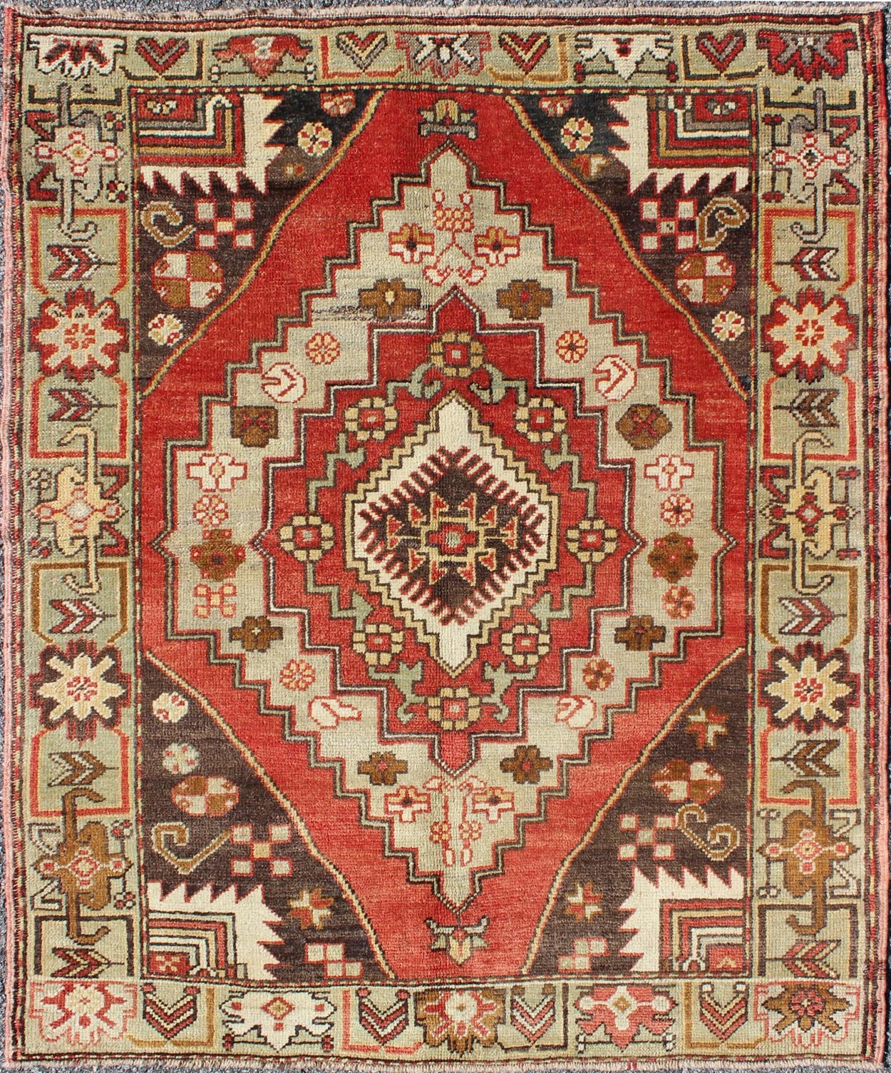 Multi - layered medallion vintage Turkish Oushak rug in red, brown, mint green, rug en - 3914, country of origin / type: Turkey / Oushak, circa mid - 20th century This vintage Turkish Oushak rug (circa mid - 20th century) features a unique blend of colo... - Keivan Woven ArtsEN - 3914 - 1100Rug