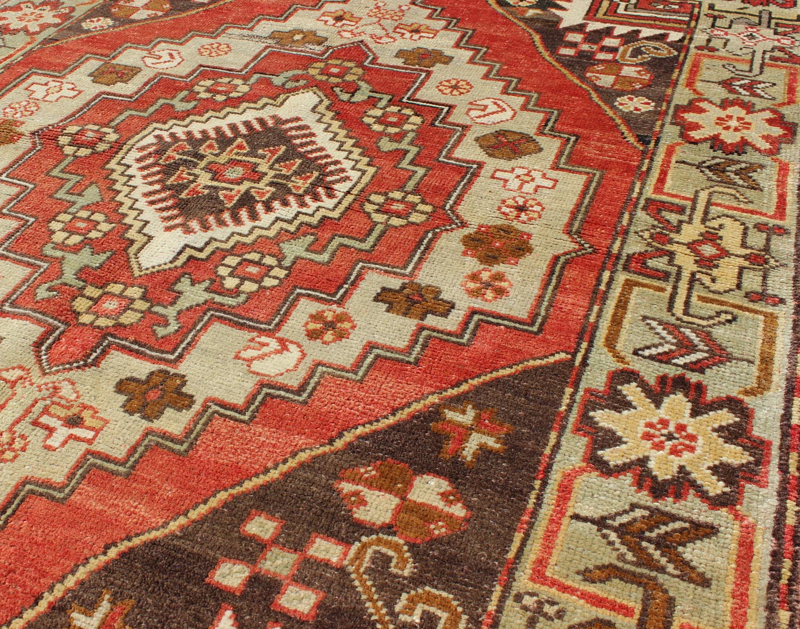 Multi - layered medallion vintage Turkish Oushak rug in red, brown, mint green, rug en - 3914, country of origin / type: Turkey / Oushak, circa mid - 20th century This vintage Turkish Oushak rug (circa mid - 20th century) features a unique blend of colo... - Keivan Woven ArtsEN - 3914 - 1100Rug