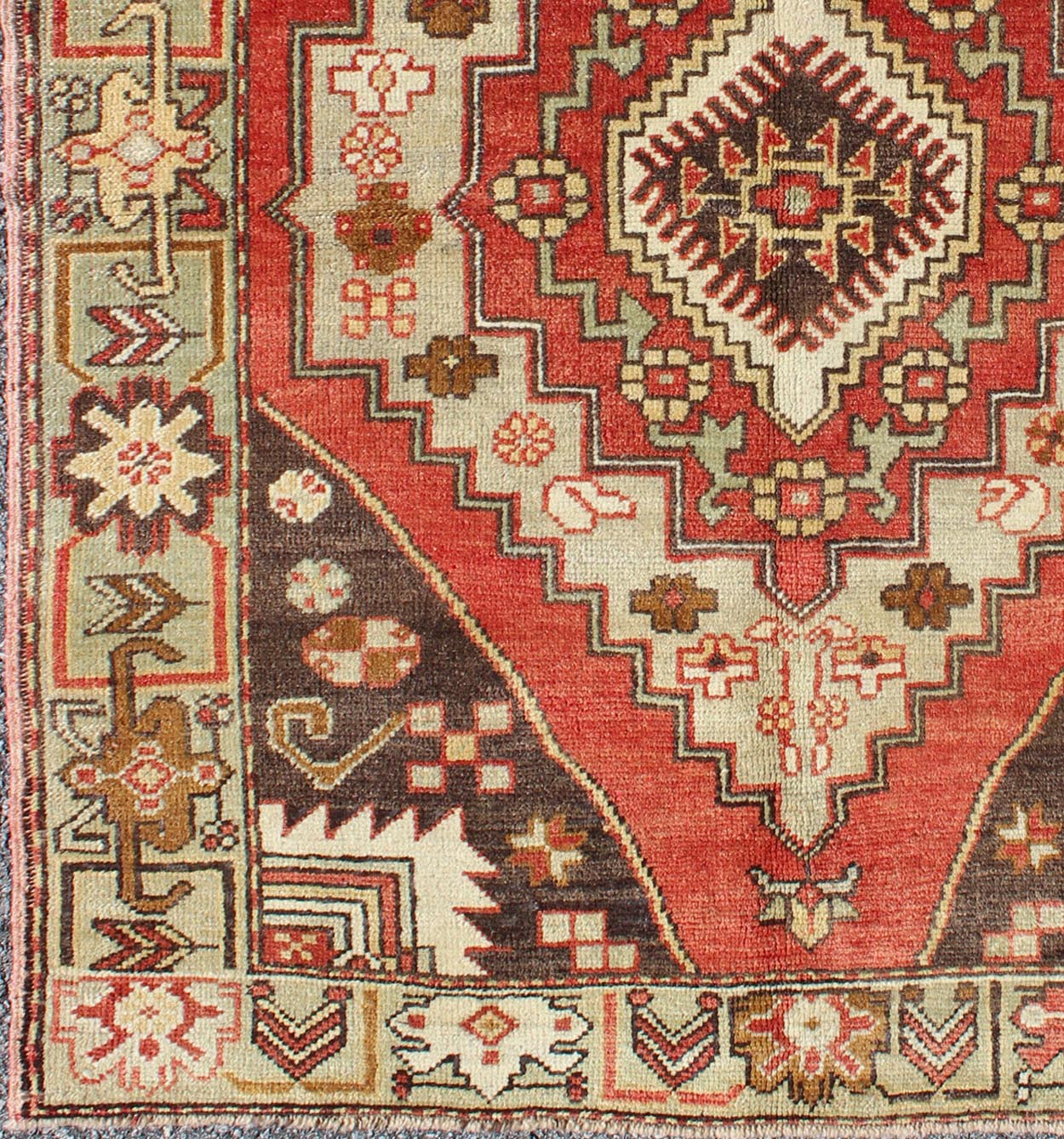 Multi - layered medallion vintage Turkish Oushak rug in red, brown, mint green, rug en - 3914, country of origin / type: Turkey / Oushak, circa mid - 20th century This vintage Turkish Oushak rug (circa mid - 20th century) features a unique blend of colo... - Keivan Woven ArtsEN - 3914 - 1100Rug