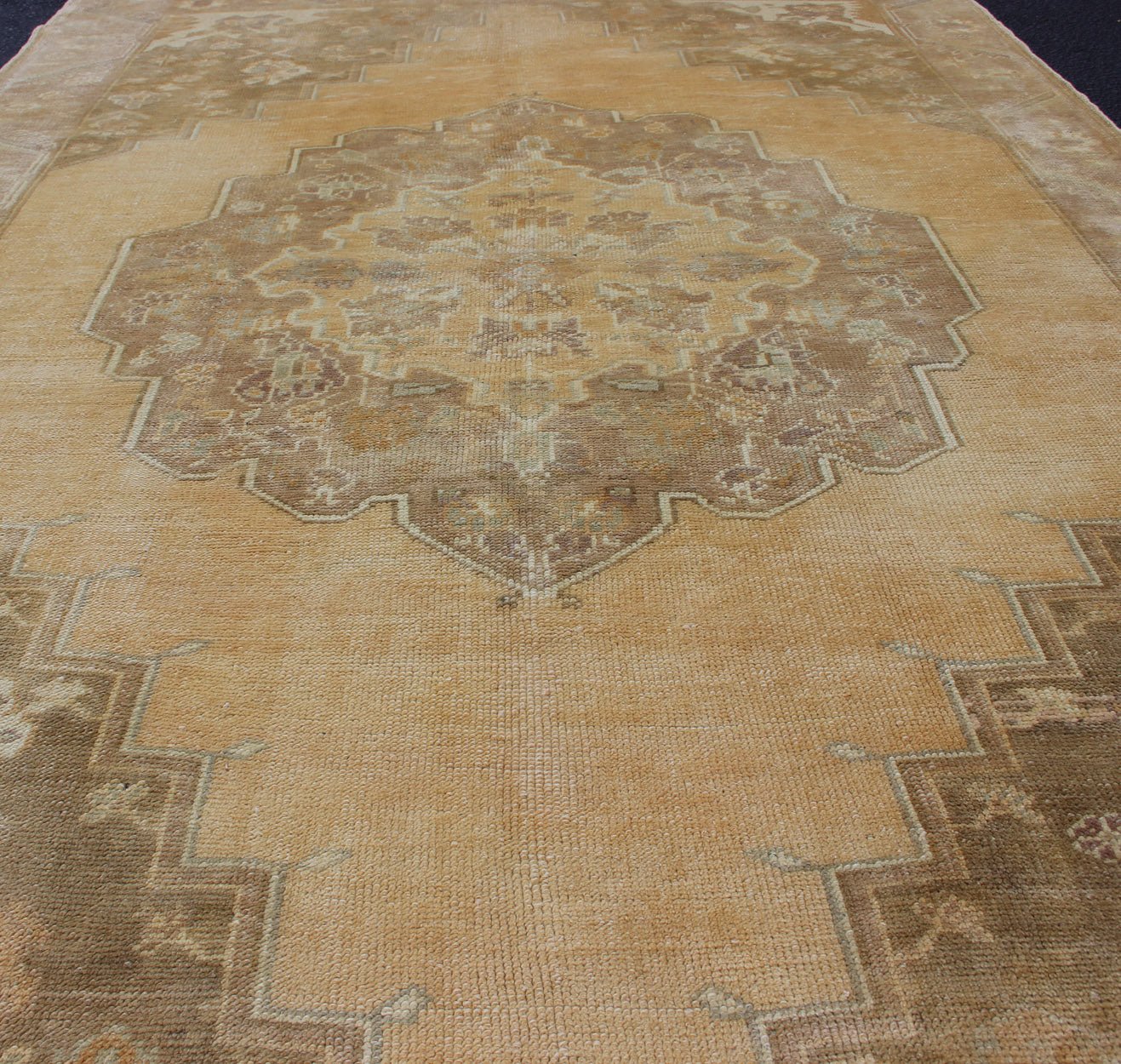 Taupe and Light Brown Turkish Oushak Vintage Rug with Floral Central Medallion, rug en - 3925, country of origin / type: Turkey / Oushak, circa mid - 20th century This vintage Turkish Oushak rug (circa mid - 20th century) features a unique blend of co... - Keivan Woven ArtsEN - 3925 - 1612Rug
