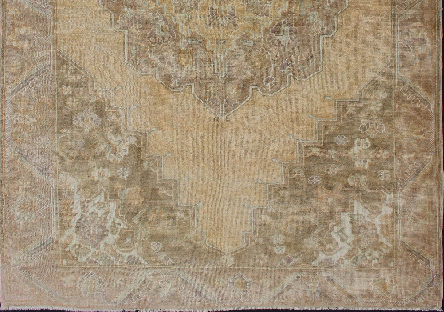 Taupe and Light Brown Turkish Oushak Vintage Rug with Floral Central Medallion, rug en - 3925, country of origin / type: Turkey / Oushak, circa mid - 20th century This vintage Turkish Oushak rug (circa mid - 20th century) features a unique blend of co... - Keivan Woven ArtsEN - 3925 - 1612Rug