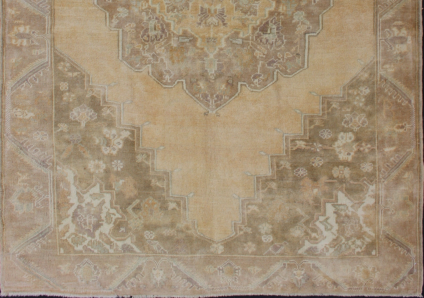 Taupe and Light Brown Turkish Oushak Vintage Rug with Floral Central Medallion, rug en - 3925, country of origin / type: Turkey / Oushak, circa mid - 20th century This vintage Turkish Oushak rug (circa mid - 20th century) features a unique blend of co... - Keivan Woven ArtsEN - 3925 - 1612Rug