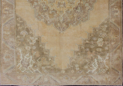 Taupe and Light Brown Turkish Oushak Vintage Rug with Floral Central Medallion, rug en - 3925, country of origin / type: Turkey / Oushak, circa mid - 20th century This vintage Turkish Oushak rug (circa mid - 20th century) features a unique blend of co... - Keivan Woven ArtsEN - 3925 - 1612Rug