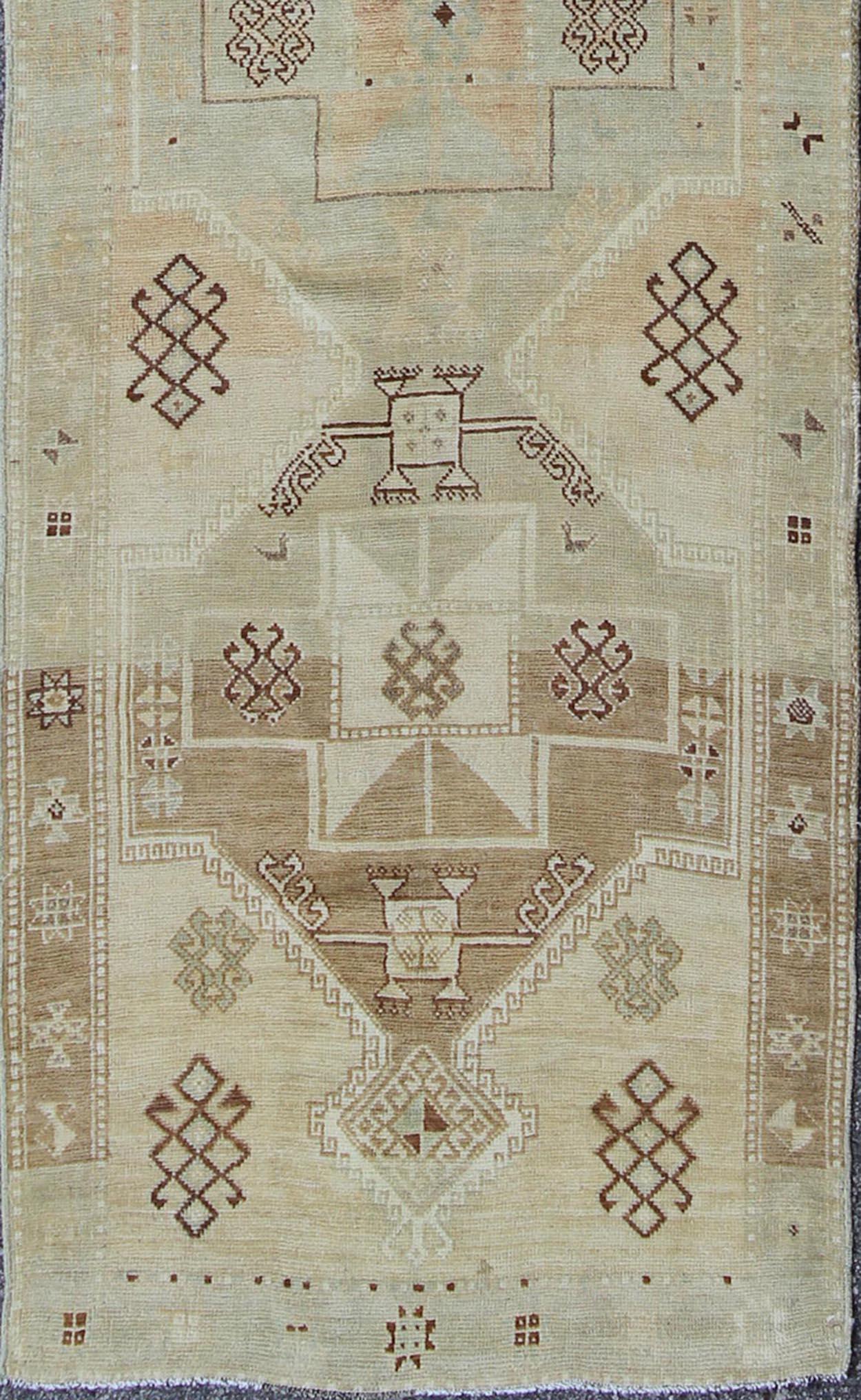 Mid - Century Vintage Turkish Oushak Runner with Geometric Tribal Medallions, rug en - 4261, country of origin / type: Turkey / Oushak, circa mid - 20th century This vintage Turkish Oushak gallery rug (circa mid - 20th century) features a unique blend o... - Keivan Woven ArtsEN - 4261 - 4888Rug