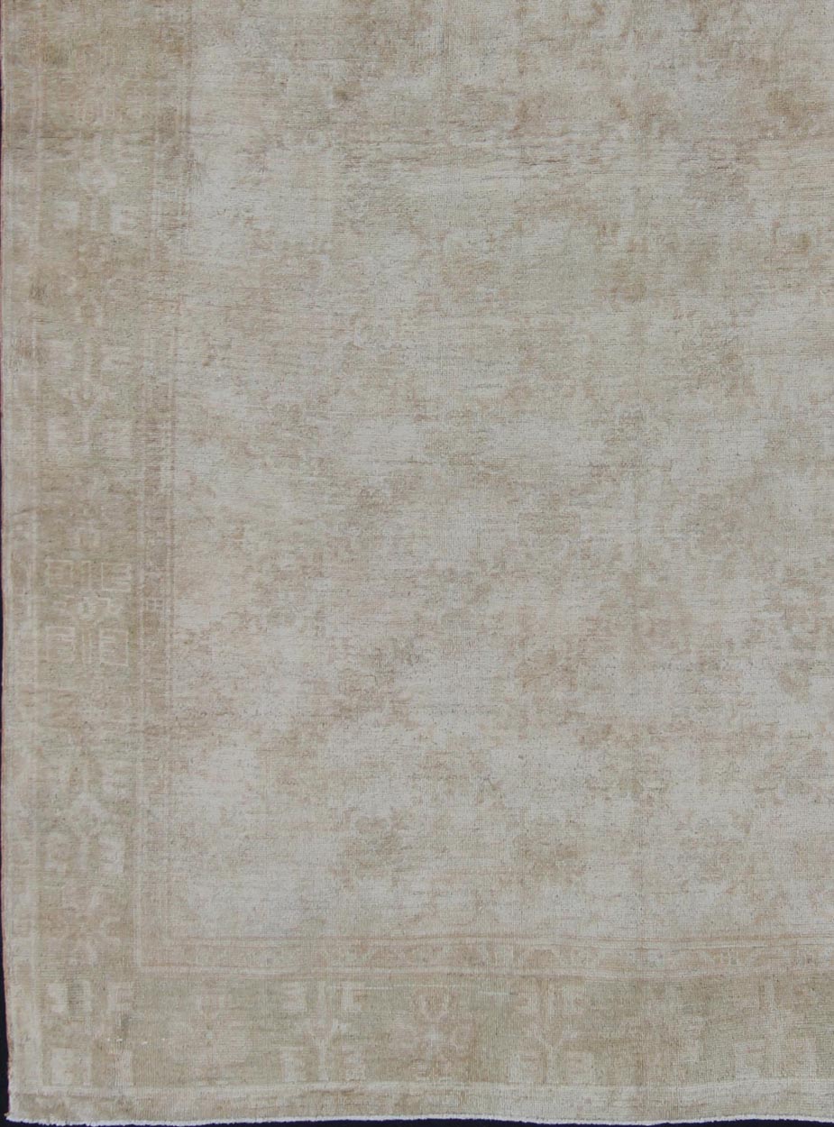 Oushak Rug with Light Color Palette and Repeating Flower Pattern Antique Turkish Oushak with Light Floral and Geometric Design, rug en - 4273, country of origin / type: Turkey / Oushak, circa 1930 This antique Oushak carpet from 1930s Turke... - Keivan Woven ArtsEN - 4273 - 3162Rug