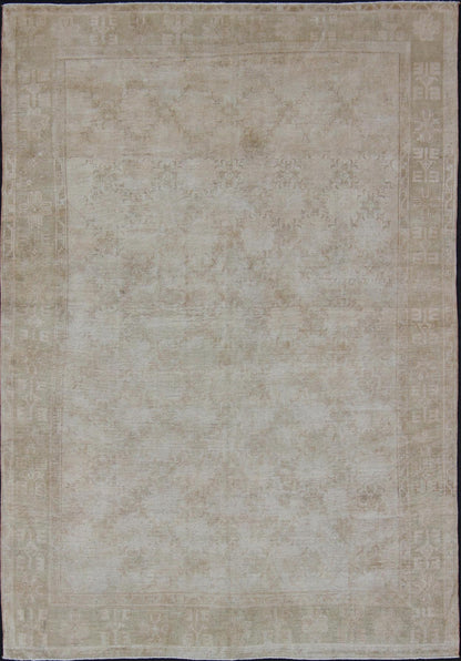 Oushak Rug with Light Color Palette and Repeating Flower Pattern Antique Turkish Oushak with Light Floral and Geometric Design, rug en - 4273, country of origin / type: Turkey / Oushak, circa 1930 This antique Oushak carpet from 1930s Turke... - Keivan Woven ArtsEN - 4273 - 3162Rug