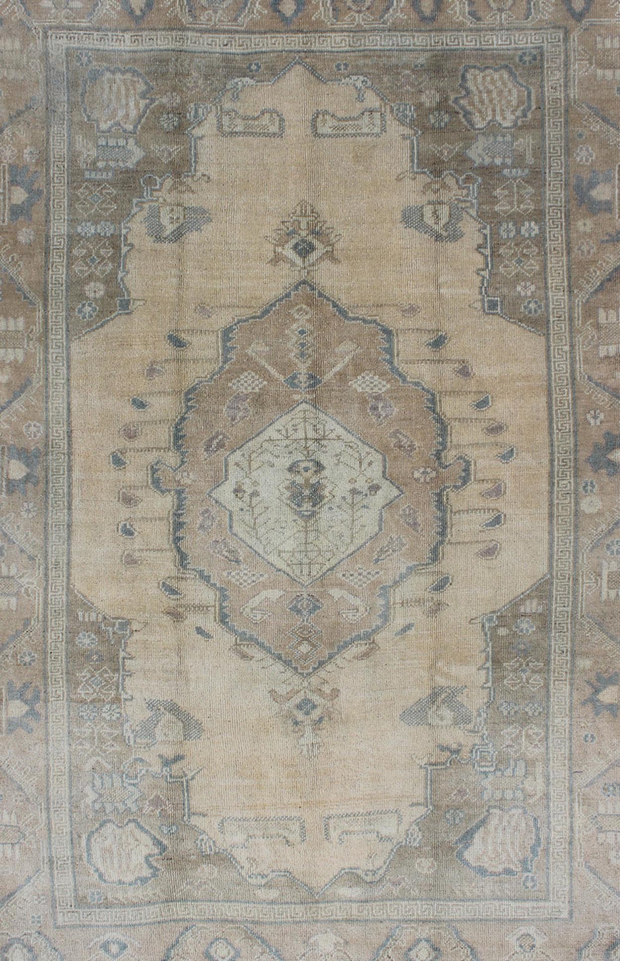 Vintage Turkish Oushak Rug with Tribal Medallion in Ivory, Camel, and Gray, rug en - 4372, country of origin / type: Turkey / Oushak, circa mid - 20th century This vintage Turkish Oushak rug (circa mid - 20th century) features a unique blend of colors... - Keivan Woven ArtsEN - 4372 - 1626Rug