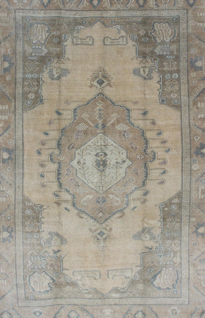 Vintage Turkish Oushak Rug with Tribal Medallion in Ivory, Camel, and Gray, rug en - 4372, country of origin / type: Turkey / Oushak, circa mid - 20th century This vintage Turkish Oushak rug (circa mid - 20th century) features a unique blend of colors... - Keivan Woven ArtsEN - 4372 - 1626Rug