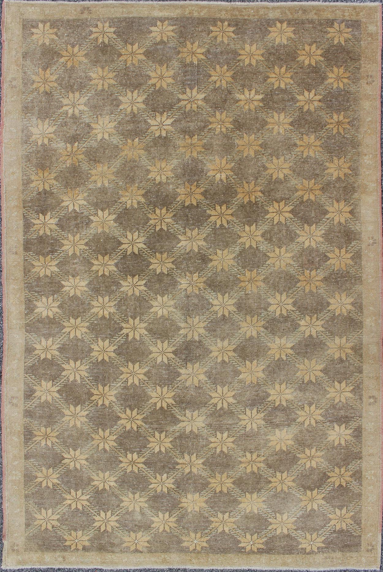 Brown Mid - Century Vintage Turkish Oushak Rug with Floral / Star Lattice Pattern, rug en - 4463, country of origin / type: Turkey / Oushak, circa mid - 20th century The design of this beautiful vintage Oushak rug from mid - 20th century Turkey is enhan... - Keivan Woven ArtsEN - 4463 - 2059Rug