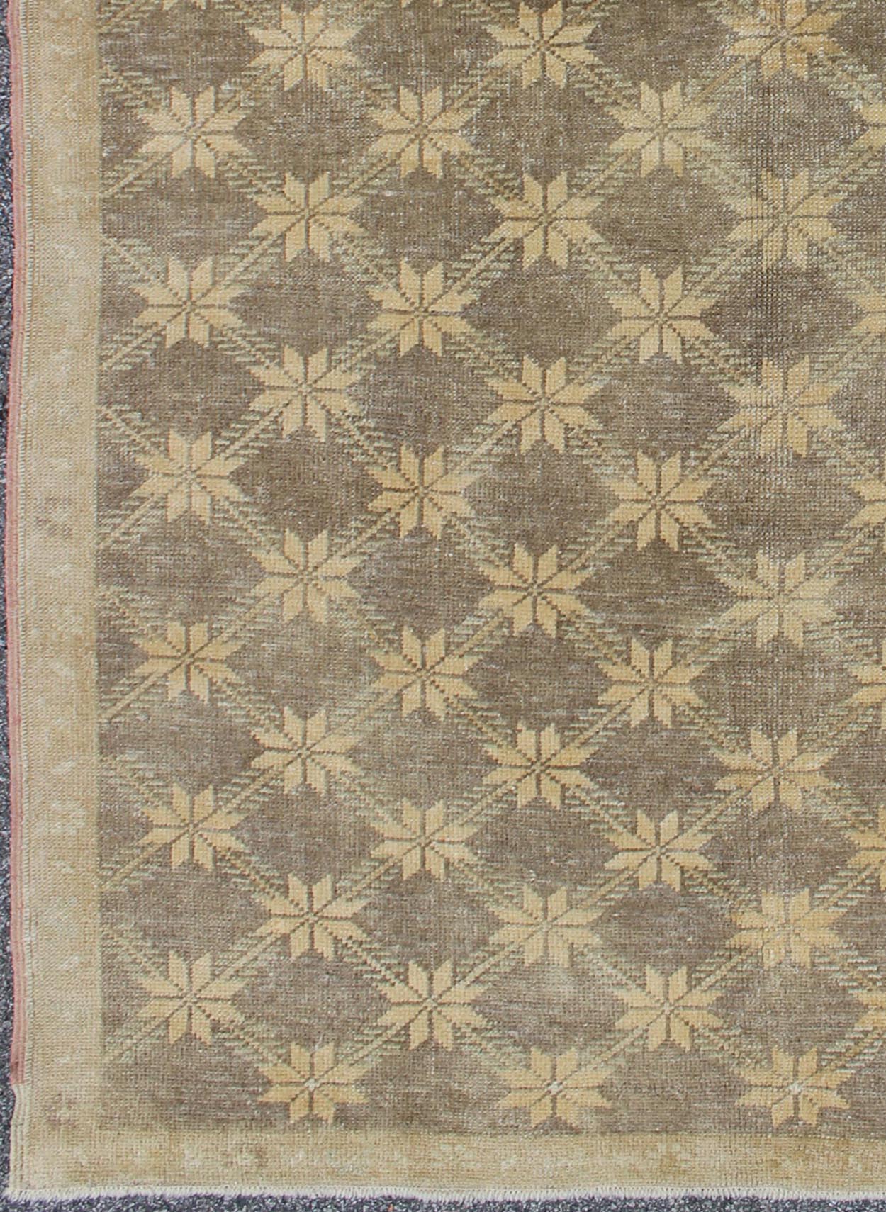 Brown Mid - Century Vintage Turkish Oushak Rug with Floral / Star Lattice Pattern, rug en - 4463, country of origin / type: Turkey / Oushak, circa mid - 20th century The design of this beautiful vintage Oushak rug from mid - 20th century Turkey is enhan... - Keivan Woven ArtsEN - 4463 - 2059Rug