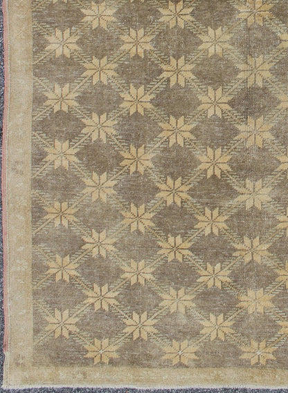 Brown Mid - Century Vintage Turkish Oushak Rug with Floral / Star Lattice Pattern, rug en - 4463, country of origin / type: Turkey / Oushak, circa mid - 20th century The design of this beautiful vintage Oushak rug from mid - 20th century Turkey is enhan... - Keivan Woven ArtsEN - 4463 - 2059Rug