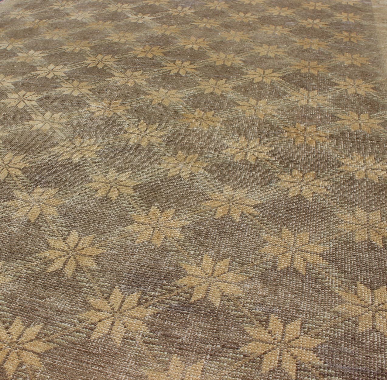 Brown Mid - Century Vintage Turkish Oushak Rug with Floral / Star Lattice Pattern, rug en - 4463, country of origin / type: Turkey / Oushak, circa mid - 20th century The design of this beautiful vintage Oushak rug from mid - 20th century Turkey is enhan... - Keivan Woven ArtsEN - 4463 - 2059Rug