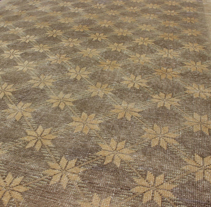Brown Mid - Century Vintage Turkish Oushak Rug with Floral / Star Lattice Pattern, rug en - 4463, country of origin / type: Turkey / Oushak, circa mid - 20th century The design of this beautiful vintage Oushak rug from mid - 20th century Turkey is enhan... - Keivan Woven ArtsEN - 4463 - 2059Rug