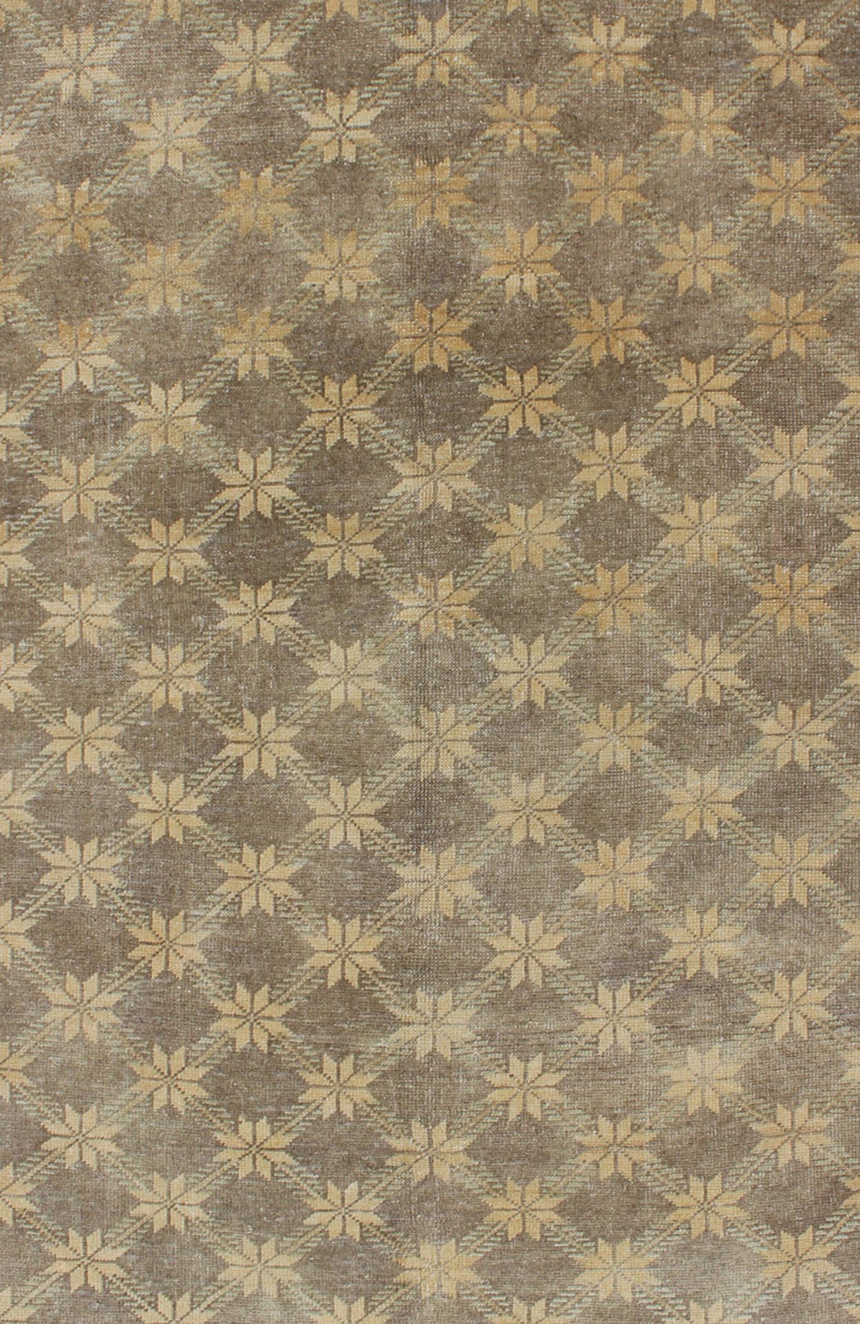 Brown Mid - Century Vintage Turkish Oushak Rug with Floral / Star Lattice Pattern, rug en - 4463, country of origin / type: Turkey / Oushak, circa mid - 20th century The design of this beautiful vintage Oushak rug from mid - 20th century Turkey is enhan... - Keivan Woven ArtsEN - 4463 - 2059Rug