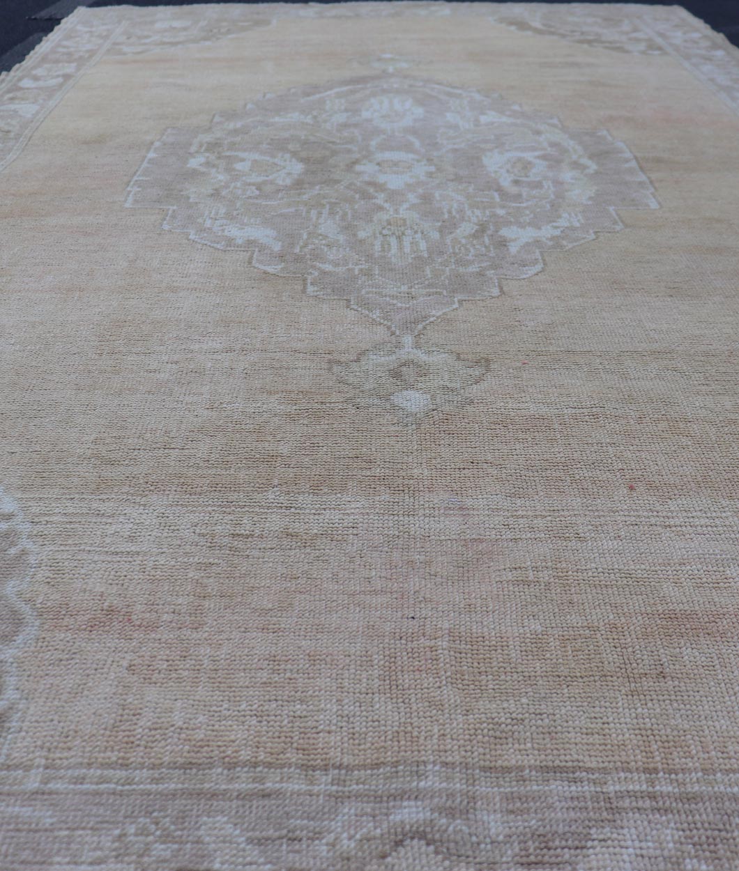 Vintage Turkish Oushak Rug with Floral Medallion in Faded Orange and Light Brown Vintage Hand Knotted Turkish Oushak rug with ornate floral medallion in faded orange, camel and light brown, Keivan Woven Arts / rug en - 4544, country of origin ... - Keivan Woven ArtsEN - 4544 - 1630Rug