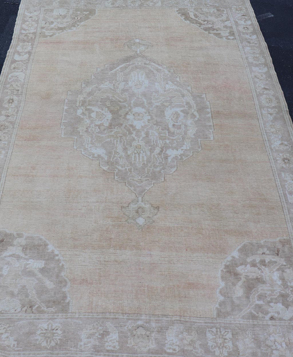 Vintage Turkish Oushak Rug with Floral Medallion in Faded Orange and Light Brown Vintage Hand Knotted Turkish Oushak rug with ornate floral medallion in faded orange, camel and light brown, Keivan Woven Arts / rug en - 4544, country of origin ... - Keivan Woven ArtsEN - 4544 - 1630Rug