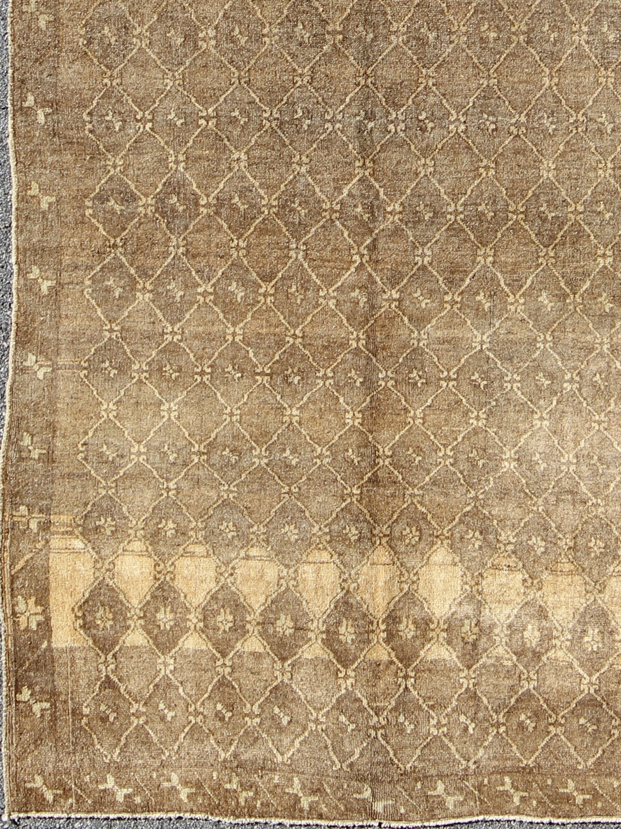 All - Over Design Turkish Oushak with Cross - Latch & Lattice Work in Mocha & Cream kwarugs en - 483 Set on a mocha brown field with an all - over pattern, this beautiful Turkish Oushak rug features cross - latch and lattice work. The simple border frames... - Keivan Woven ArtsEN - 483 - 5261Rug