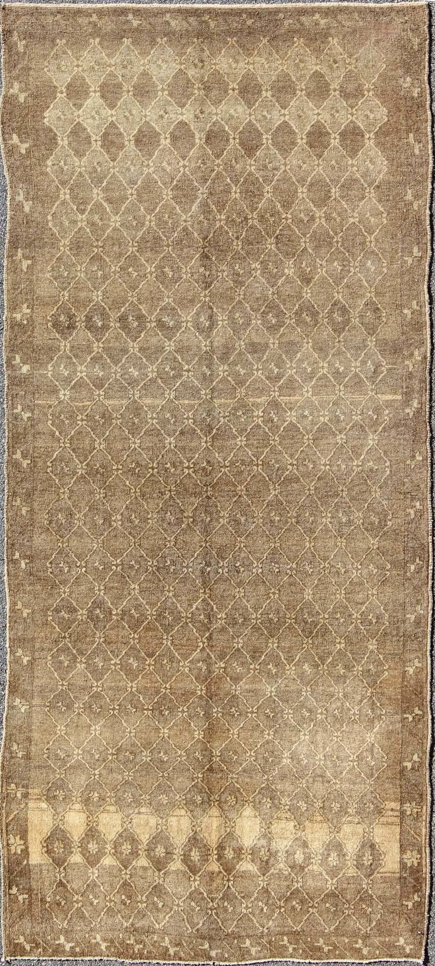 All - Over Design Turkish Oushak with Cross - Latch & Lattice Work in Mocha & Cream kwarugs en - 483 Set on a mocha brown field with an all - over pattern, this beautiful Turkish Oushak rug features cross - latch and lattice work. The simple border frames... - Keivan Woven ArtsEN - 483 - 5261Rug