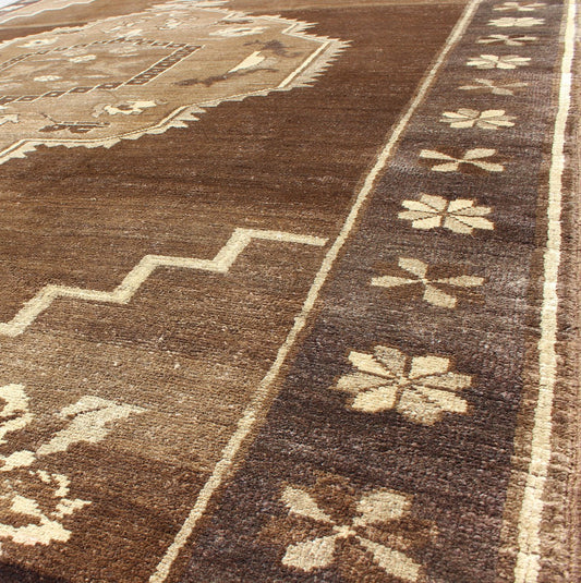Vintage Brown Turkish Rug with Geometric Design in Various Brown Colors. Keivan Woven Arts / Rug / EN - 550 / Mid - 20th Century / Hand Woven in Turkey. Turkish Kilim. Set on a variation of light and dark brown and gray colors, the pale taupe and l... - Keivan Woven ArtsEN - 550 - 3421Rug
