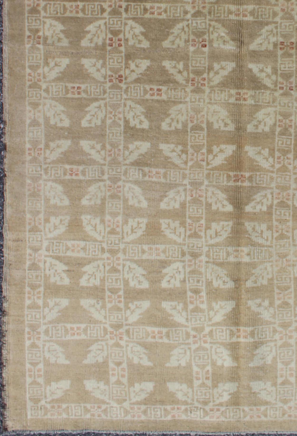 All - Over Ivory Wreath Design Vintage Turkish Oushak Rug, rug en - 603, country of origin / type: Turkey / Oushak, circa mid - 20th century This vintage Turkish Oushak carpet (circa mid - 20th century) features an all - over pattern of small, ivory - color... - Keivan Woven ArtsEN - 603 - 4430Rug