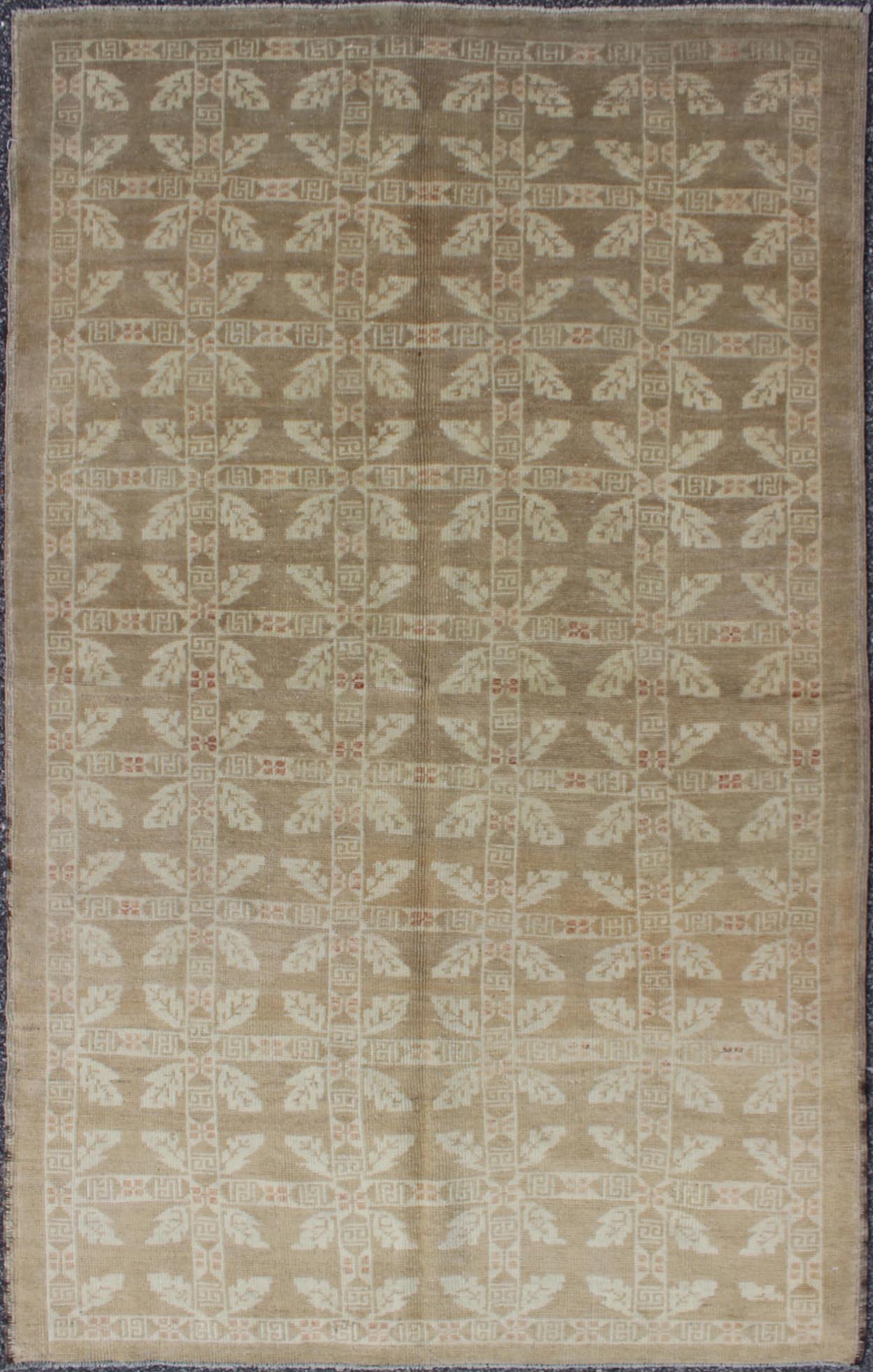 All - Over Ivory Wreath Design Vintage Turkish Oushak Rug, rug en - 603, country of origin / type: Turkey / Oushak, circa mid - 20th century This vintage Turkish Oushak carpet (circa mid - 20th century) features an all - over pattern of small, ivory - color... - Keivan Woven ArtsEN - 603 - 4430Rug