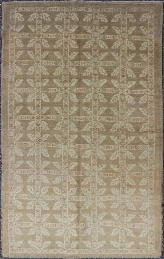 All - Over Ivory Wreath Design Vintage Turkish Oushak Rug, rug en - 603, country of origin / type: Turkey / Oushak, circa mid - 20th century This vintage Turkish Oushak carpet (circa mid - 20th century) features an all - over pattern of small, ivory - color... - Keivan Woven ArtsEN - 603 - 4430Rug