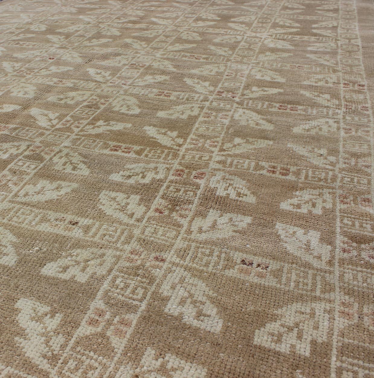 All - Over Ivory Wreath Design Vintage Turkish Oushak Rug, rug en - 603, country of origin / type: Turkey / Oushak, circa mid - 20th century This vintage Turkish Oushak carpet (circa mid - 20th century) features an all - over pattern of small, ivory - color... - Keivan Woven ArtsEN - 603 - 4430Rug