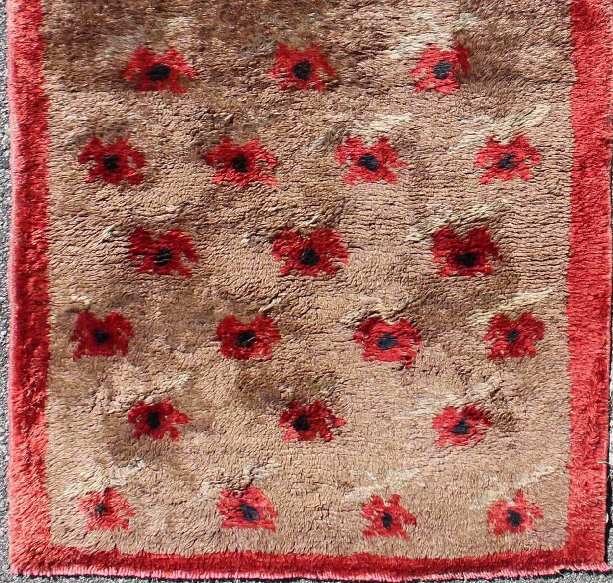Hi Pile Mid - Century Turkish Tulu Rug with Floating Red Flowers Design, rug en - 625, country of origin / type: Turkey / Tulu, circa 1950s Hi Pile Midcentury Turkish Tulu Rug With Floating Flowers Design in Light Camel and red This mid - century Tulu... - Keivan Woven ArtsEN - 625 - 2748Rug